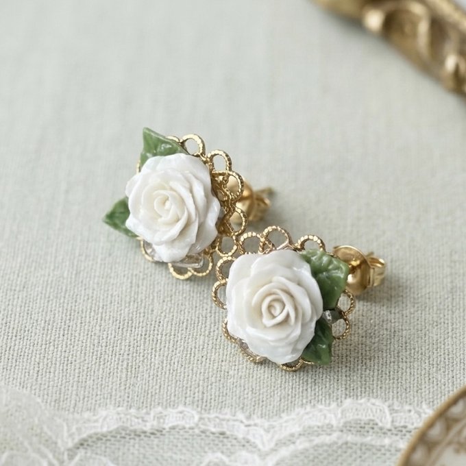 白薔薇と水晶のピアス／イヤリング｜朝露シリーズ・樹脂粘土の花アクセサリー